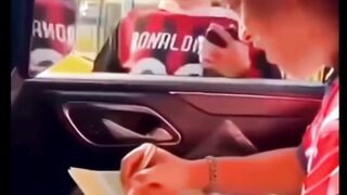 Momen ikonik ini sering dikenang sebagai salah satu interaksi paling hangat