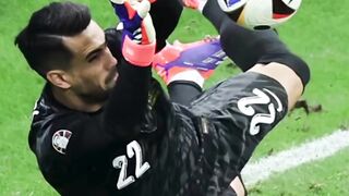Ternyata, Menepis Penalti Bukan Cuma Soal Insting! 🤯⚽
