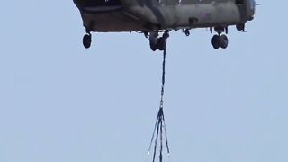 Boeing CH-47 Chinook Drops Land Rover Defender at Farnborough Airshow! 🚁