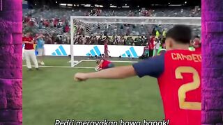 Yang lain selebrasi bawa pacar, Pedri selebrasi bawa bapak! 🏆❤️