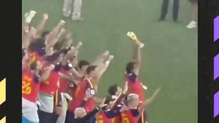 Dramatis! Spanyol Rengkuh Trofi Piala Dunia Ke-2 Usai Tekuk 10 Pemain Argentina
