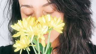 The Pioneer Woman - a woman with long hair holding yellow flowers | Trending HD Video