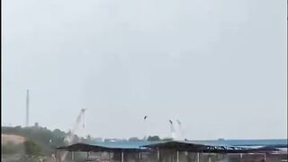 Ngeri! Puting Beliung Hantam PT VME Batam, Shelter Pekerja Luluh Lantak