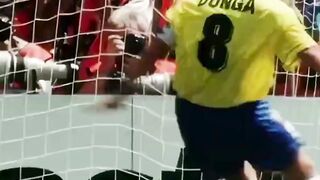 Baggio berdiri mematung, menundukkan kepala, sementara Brasil berpesta. Potret kesedihan terdalam di tengah lapangan hijau.