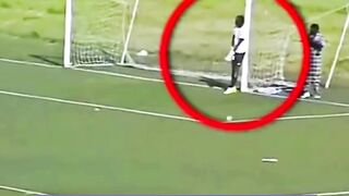 Kiper Ini Menyerah Setelah Rekannya Sendiri Menyalahkannya 🥲