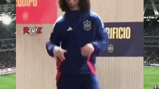 Dibalik Tingkah Kocaknya,