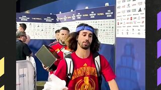 Cucurella Bawa Trofi Piala Dunia Pakai Plastik, Ini Fakta Sebenarnya