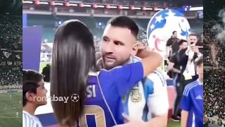 Messi: Punya jutaan dollar, dikelilingi wanita cantik di seluruh dunia.