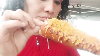 Probando los corn dogs
