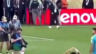 "Di satu sisi aku senang, tapi di sisi lain aku juga sedih... karena dia itu idolaku!"