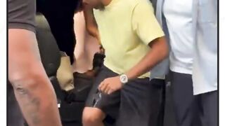 Kylian dan Ester di sebuah toko di Paris
