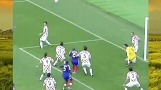 Bukan pemain tercepat, tapi selalu tiba di tempat yang tepat. Itulah bukti tingginya IQ sepak bola Zidane. ✨