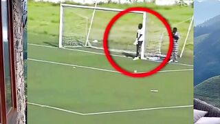 Kiper Ini Menyerah Setelah Rekannya Sendiri Menyalahkannya 😔🧤