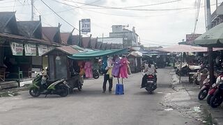 Traditional market in palangkaraya, central kalimantan (borneo) in indonesia