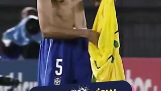 Jersey tersebut dirancang dua lapis dengan konsep reversible, bisa dibalik dan tetap menampilkan desain resmi