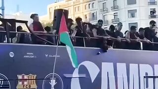 Momen Lamine Yamal meminta dan mengibarkan bendera Palestina