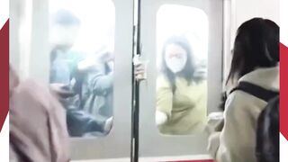 Viral! Tangan Penumpang Terjepit Pintu KRL di Duri, Aksi Santainya Bikin Salfok