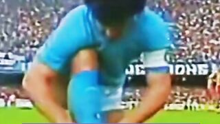 alasan maradona selalu mengikat tali sepatunya di lapangan 😂