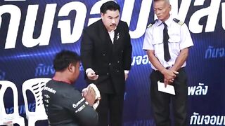 หนุ่มรถบัสขอพบลุงเปี๊ยกกันจอมพลังกันจอมพลังช่วยสู้