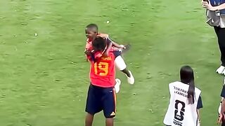 Lamine Yamal and Keyne celebrate