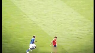 Kira kira Balotelli lagi mikirin apa ya, sampe lupa kalo lagi di kejar Ramos