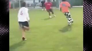 Bayangin lagi asyik main bola di lapangan kampung, eh tiba-tiba yang dateng Michael Olise! 😭⚽️
