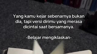 Sering kali bukan orangnya yang bikin susah move on, tapi feeling dan versi diri kita yang bahagia saat sama dia. 💔✨