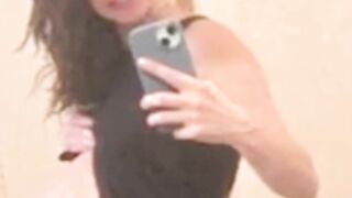 Aubrey Plaza Shows Off Growing Baby Bump On Instagram #aubreyplaza #babybump #instragram