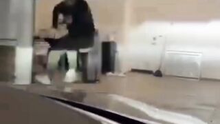 Pake lari segala akhirnya kejedot aja