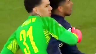 Kiper Memutuskan Maju Kedepan