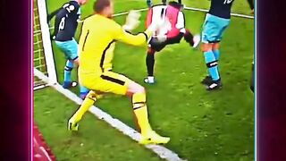Kiper Ini Melakukan Penyelamatan, Lalu Melakukan Kesalahan 🥺 3