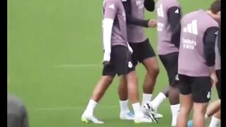 Sebuah video yang memperlihatkan kelompok Vini dan kelompok Mbappé