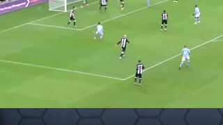 Kalau menurut kamu, siapa yang punya tendangan jarak jauh paling mematikan?