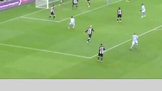 Kalau menurut kamu, siapa yang punya tendangan jarak jauh paling mematikan? 2