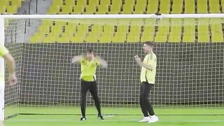 Cristiano shoots, MrBeast tries to stop it... and painfully fails! 🖐️⚽