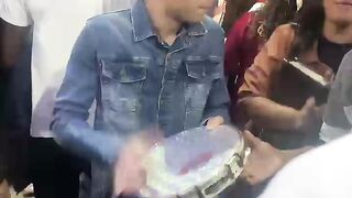 Tocando pandeiro