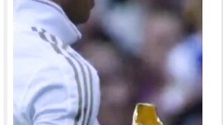 Boleh saya bicara? Tidak ada satu pun pemain di era sekarang yang mampu mencetak gol pertama seperti itu