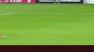 Sundulan yang bikin dunia sepak bola terpana. 🕊🔥