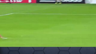 Sundulan yang bikin dunia sepak bola terpana. 🕊🔥 2
