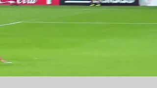 Sundulan yang bikin dunia sepak bola terpana. 🕊🔥 3
