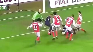 ketika pemain mencoba gol tangan tuhan 😱 !