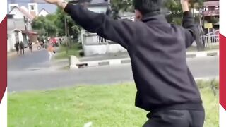 🚨 Viral! Tawuran dua geng motor terjadi di Jalan Asrama, Helvetia, Medan.