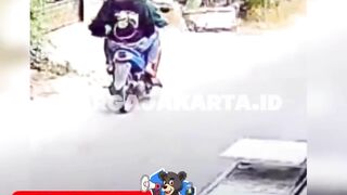 🚨 Judul: Miris! Pedagang Tertidur, Tas Berisi Ponsel Raib Digondol Maling 2