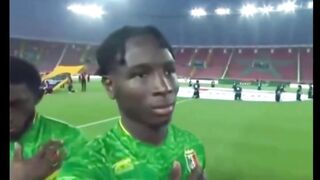 Momen kocak Brahima Diarra yang kesulitan menahan tawa