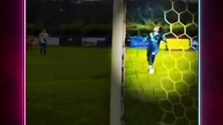 Kiper Ini Merusak Gawang Saat Melakukan Penyelamatan 👀