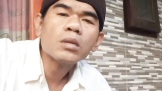 Kenapa di pegangin terus stangnaya