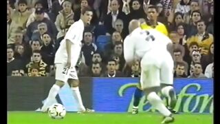 Momen penyelamatan ikonik tersebut terjadi dalam laga La Liga musim 2003/2004