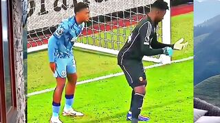 Pemain Ini Bersembunyi di Belakang Gawang 😱⚽️