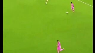 Bagaimana Bisa Messi Lepaskan Umpan Seperti Ini
