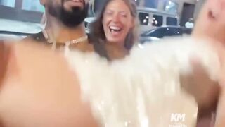 İçerik üreticisi Manny, bu kez sarışın kadınla güç gösterisi yaptı.